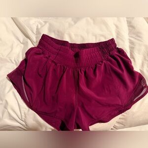 lululemon hotty hot shorts 2.5”